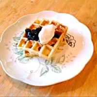 Snapdishの料理写真:Waffles with blueberry yogurt|Travis A Darlingさん