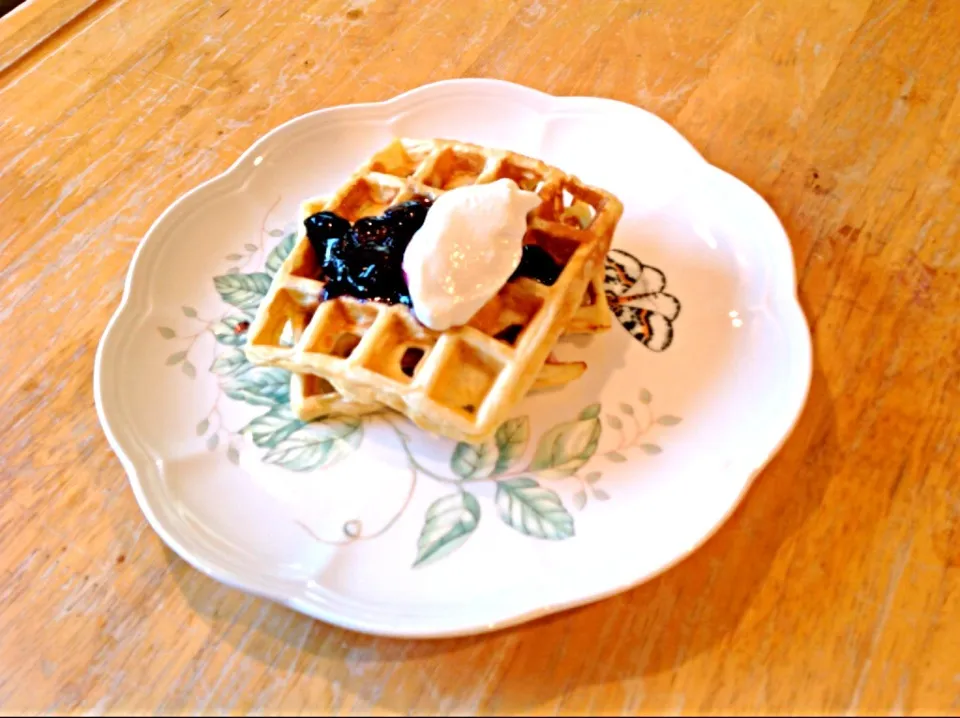 Waffles with blueberry yogurt|Travis A Darlingさん