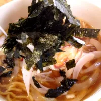 玉ねぎ、茗荷、もみ海苔のせラーメン。|Yoshiaki Tadaさん