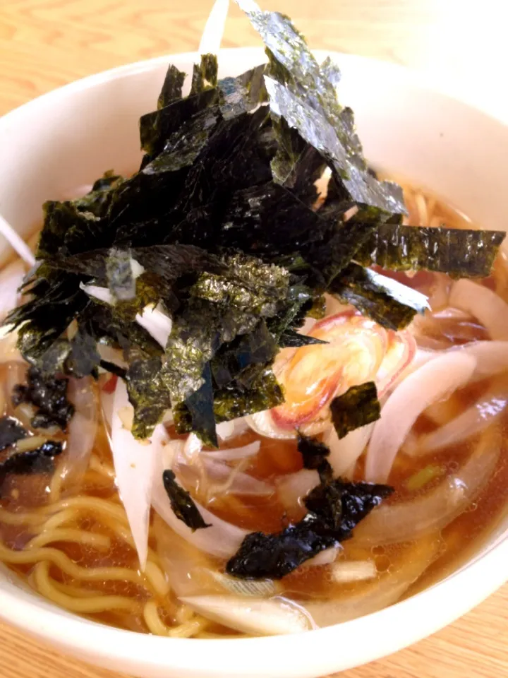 玉ねぎ、茗荷、もみ海苔のせラーメン。|Yoshiaki Tadaさん