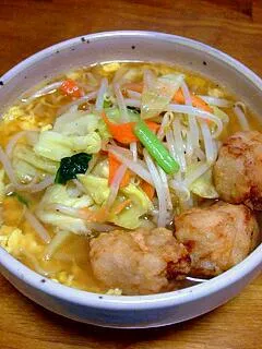 Snapdishの料理写真:野菜炒め・唐揚げのせかき玉ラーメン（マルちゃん正麺醤油）|すーさん