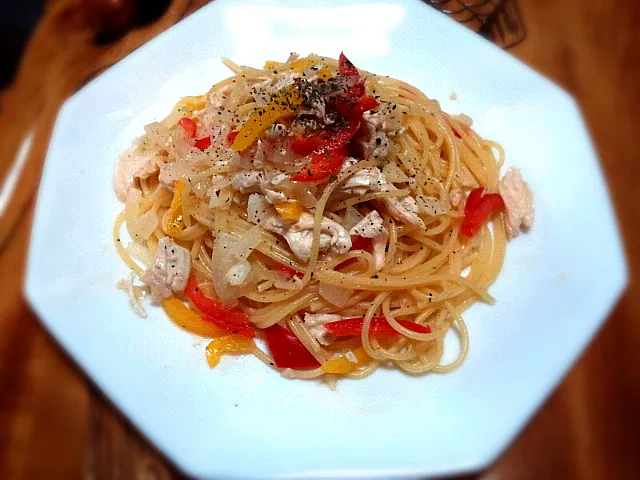 鶏ささみとパプリカのスパゲッティー。水菜があったら彩りよかったのに。|akaneharaさん