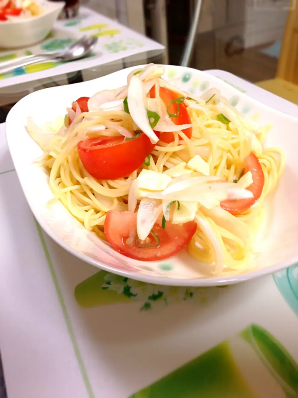 Snapdishの料理写真:トマトと玉ねぎとスライスチーズの冷製パスタ|maiさん