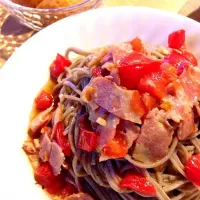 Snapdishの料理写真:トマトとベーコンたっぷりのイタリアン蕎麦&いなり寿司|えりちんさん