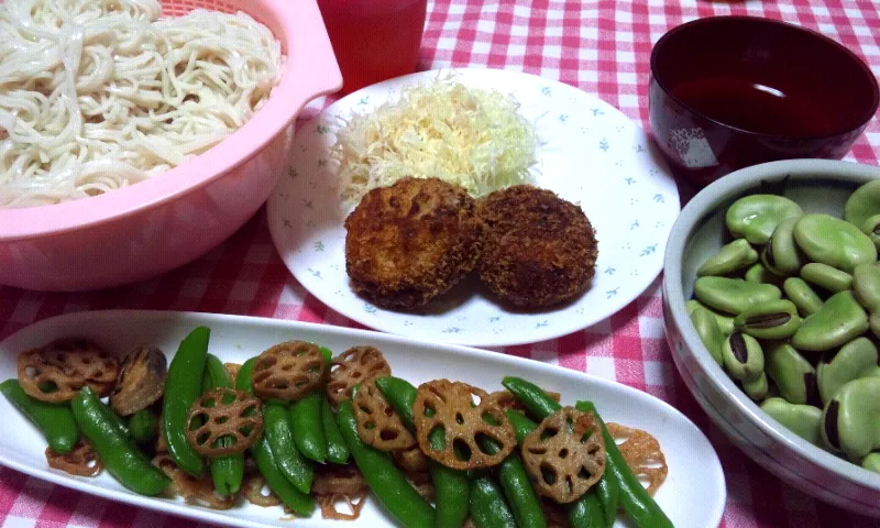 Snapdishの料理写真:冷や麦、コロッケ(じゃが芋･合挽肉･玉葱)、千切りきゃべつ、揚げ蓮根とスナップえんどう、茹で空豆|まあるさん