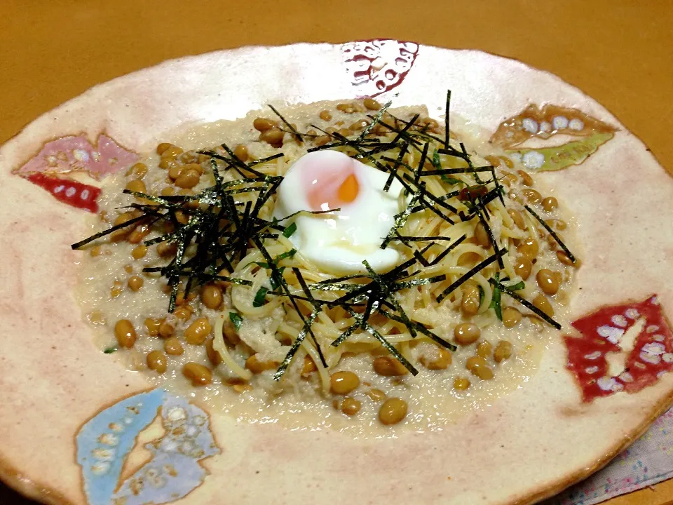 Snapdishの料理写真:納豆ヨーグルトとろろの冷製パスタ 温玉をトッピングして!  (^-^)|Kei Satoさん