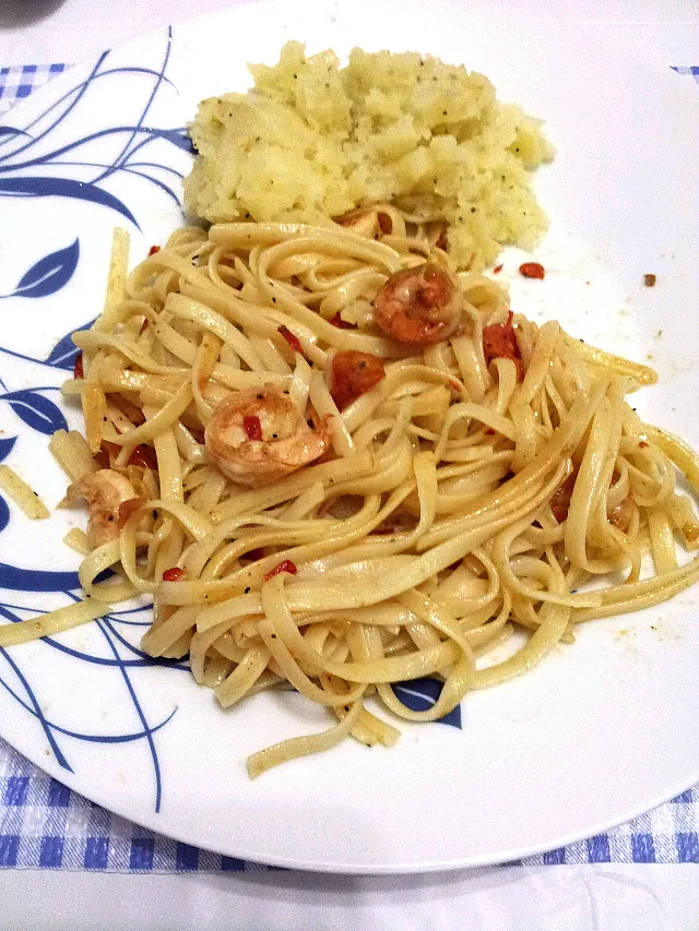 Snapdishの料理写真:Fettuccine shrimp|Luis Varelaさん