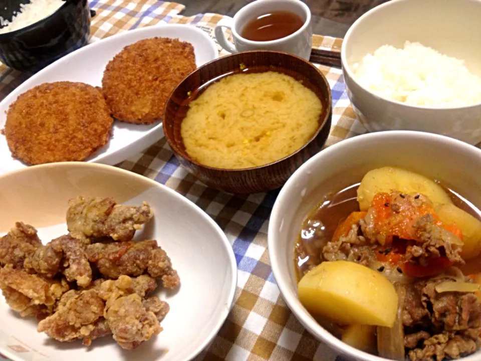 Snapdishの料理写真:肉じゃが、唐揚げ、コロッケ、味噌汁|食いしん坊もりもりさん