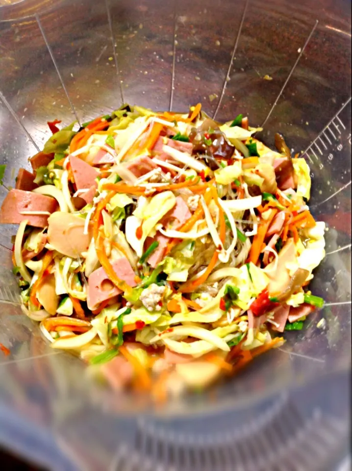 Snapdishの料理写真:Spicy noodle with mix vegetables,   pork and ham.|Gusteau Jambonさん