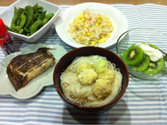 えのき入り鶏団子にゅうめん・カレイ一夜干し・そぼろリメイク炒飯・枝豆・キーウィはちみつヨーグルト|まーままさん