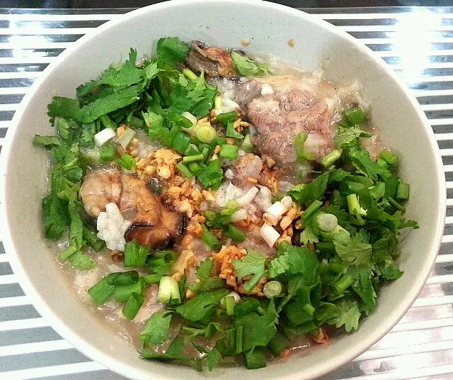 spareribs congee with dried oysters, dried scallops n peanuts.|Jas Hewさん