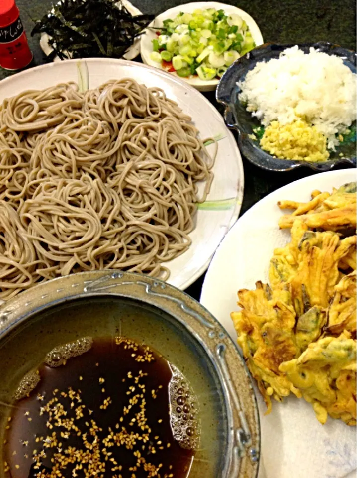 Soba ( Buckwheat ) noodle, Dipping soup, Veg fritter, Garnish, つけ蕎麦、野菜かき揚げ、薬味いっぱい！|ずきみくさん