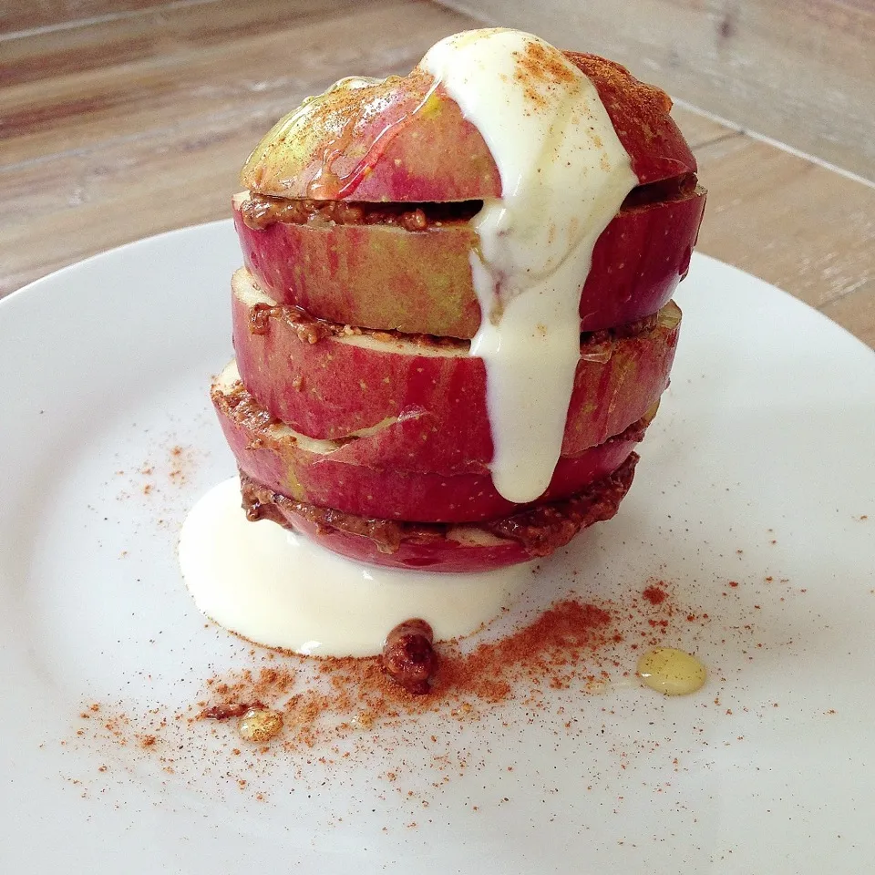 Apple with almond butter, soy yoghurt and cinnamon|Rianneさん