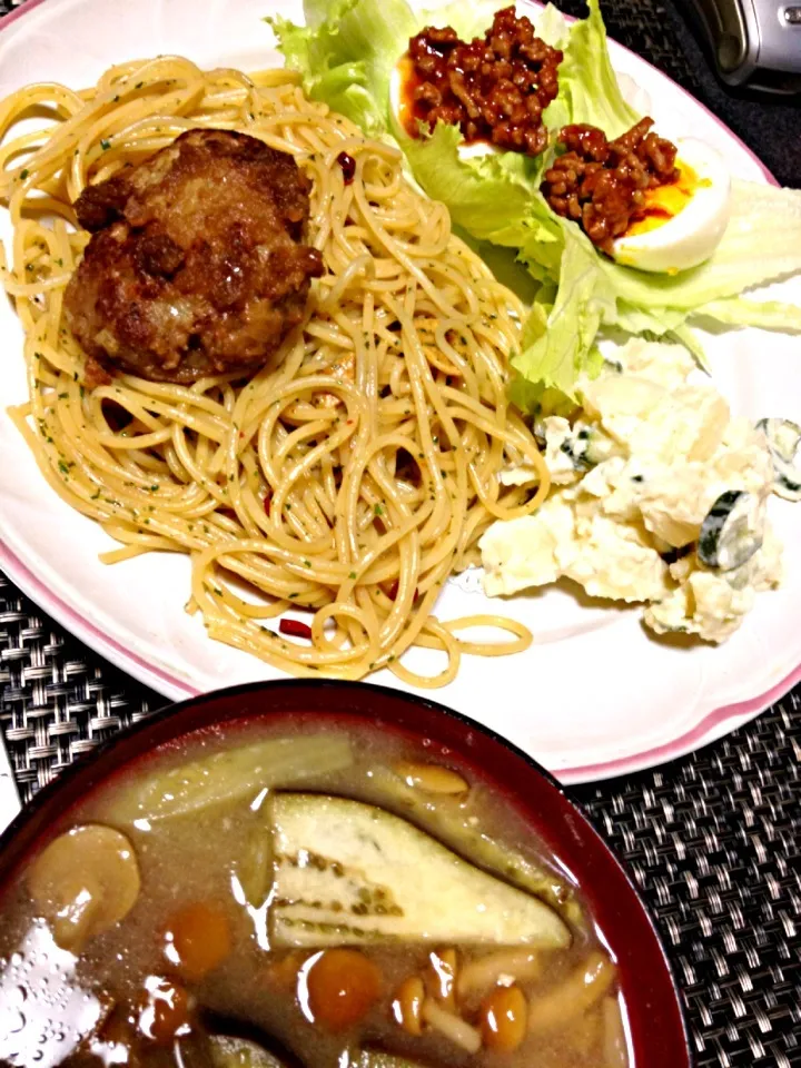 Snapdishの料理写真:#夕飯 One-Plate Dish (全部のせ ) ハンバーグスパゲティ(ペペロンチーノ、ポテトサラダ、レタス、ハンバーグ、茹で卵と給食で出た挽肉のソース)、茄子なめこ味噌汁。|ms903さん