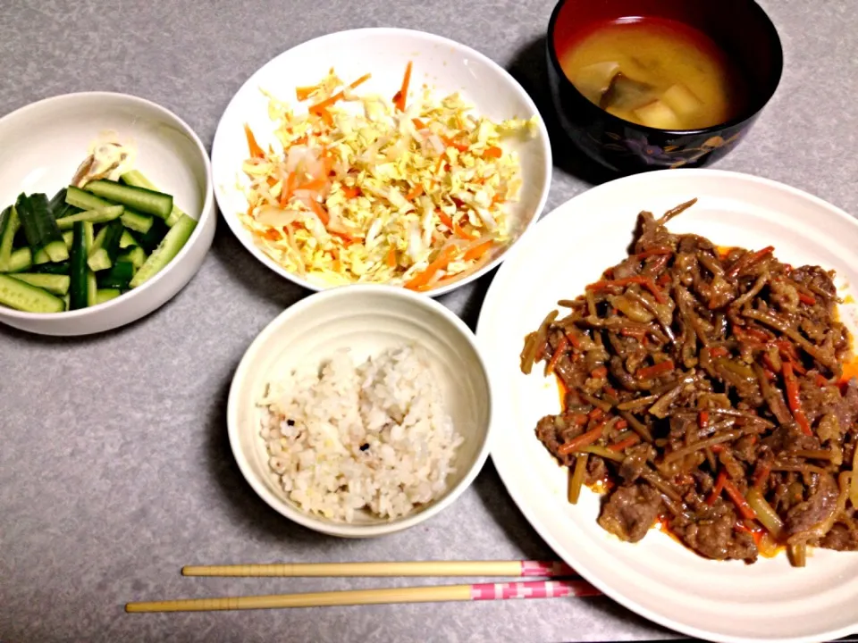 牛ゴボウ人参炒め•サラダ•味噌マヨきゅうり|うるしちかさん