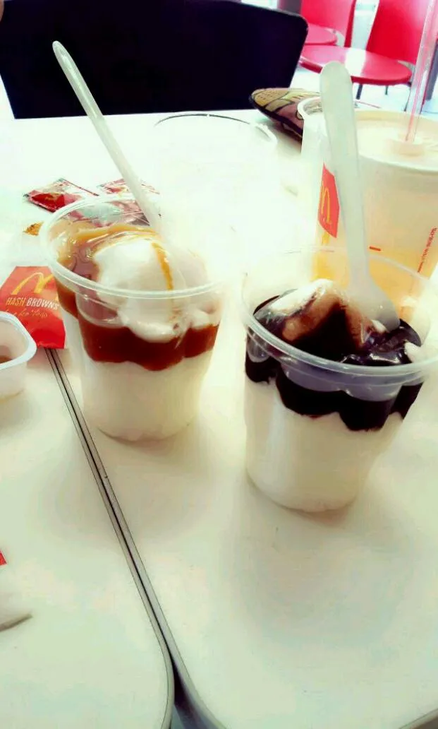 choco hotfudge and caramel sundae at mcdonald's|claricastroさん