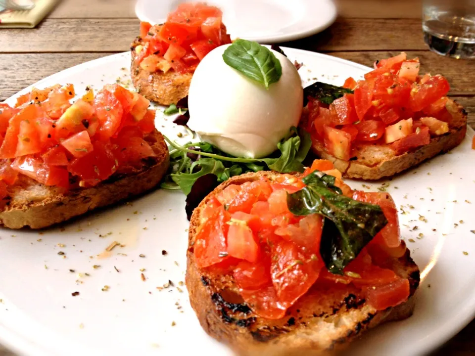 Snapdishの料理写真:Mozzarella buffala with bruschetta|crème CHIARAmelさん