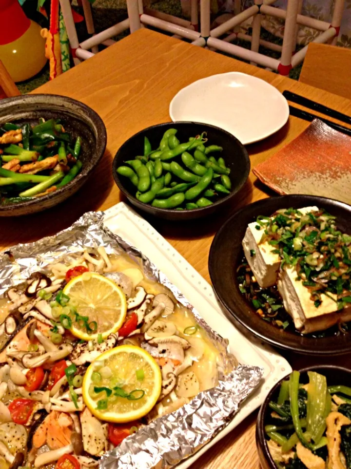 鮭のホイル焼きと小松菜と油揚げのからし酢味噌和えと万能ネギのサラダと冷奴に枝豆。|shunkさん