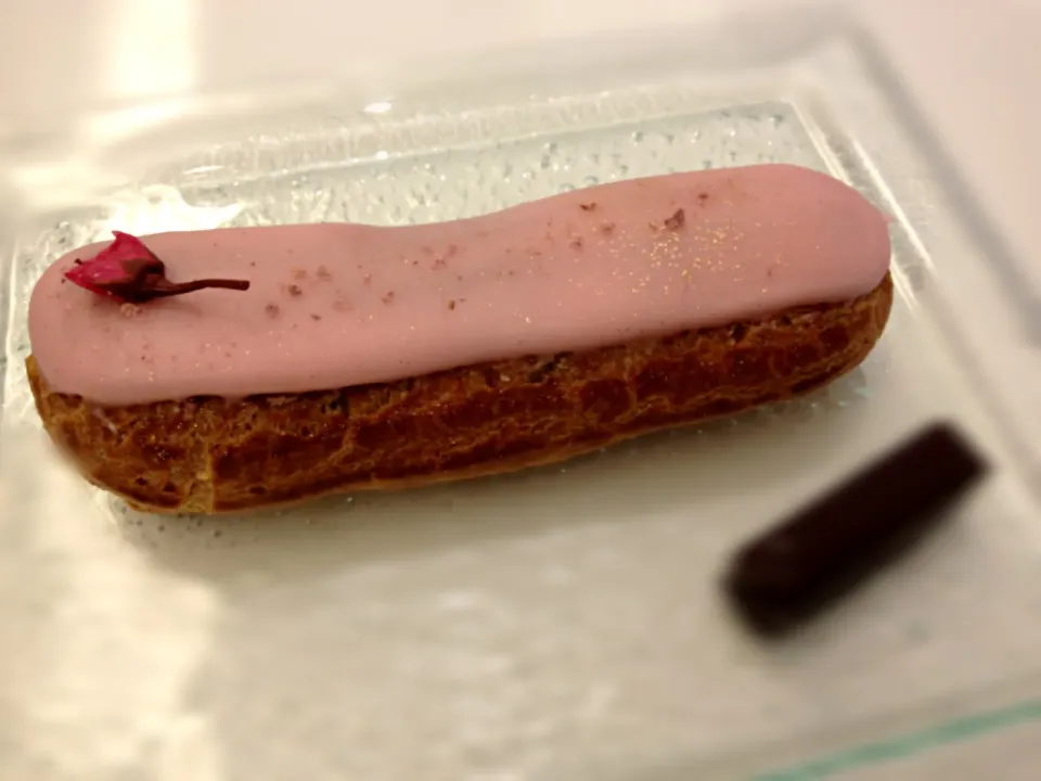 Sakura éclair at Sadaharu Aoki|crème CHIARAmelさん