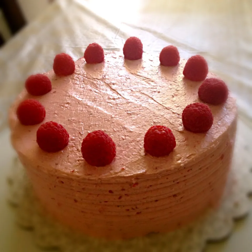 Chocolate Devil's Food Cake with Raspberry Swiss Meringue Buttercream|Ramona Weberさん