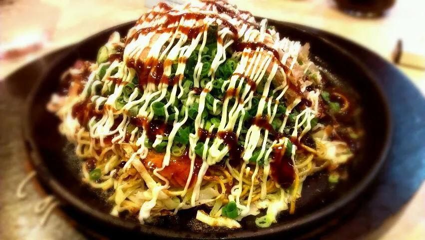 Hiroshima Style Okonomiyaki with negi, mayo and spicy okonomiyaki sauce.|Rob Greenさん