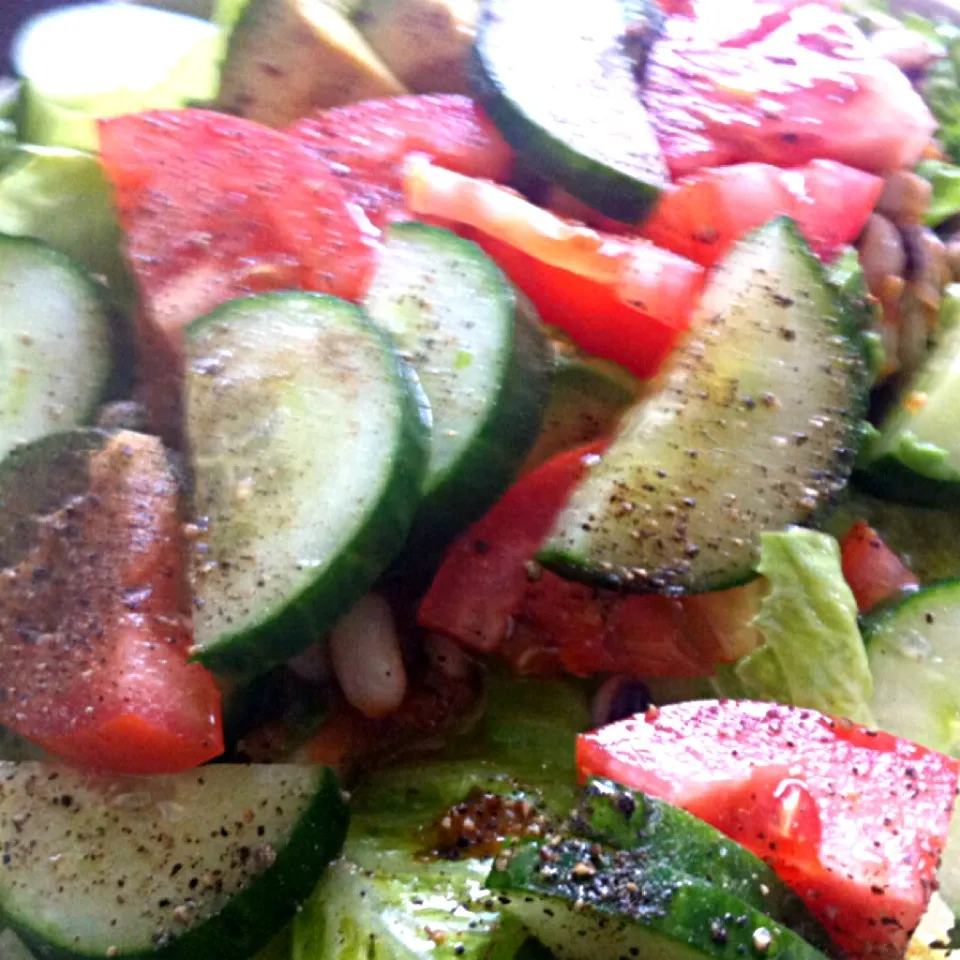 Green salad with cukes, avocado, tomatoes, cracked pepper vinegrette|virginia frasseさん