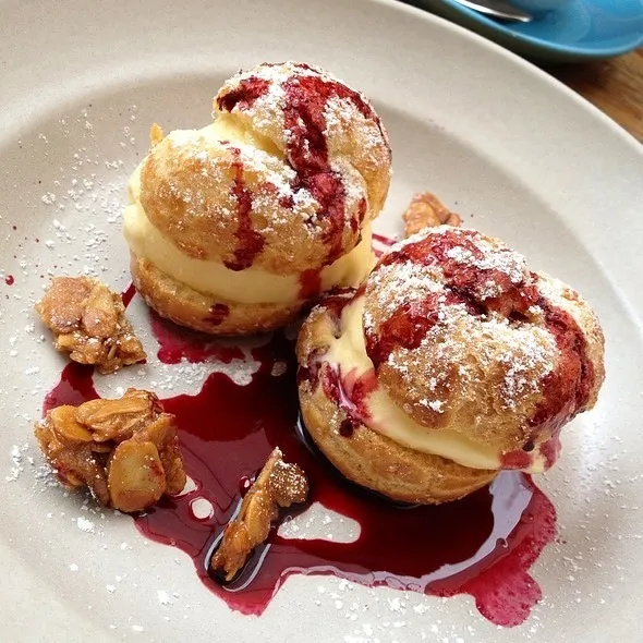 Profiteroles With Jasmine Ice Cream And Huckleberry Sauce|Romeoさん