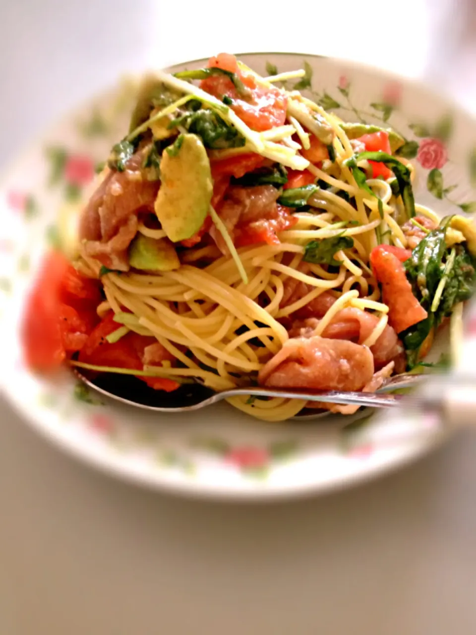 生ハムとトマトとアボカドと水菜のパスタ|ちゃみーさん