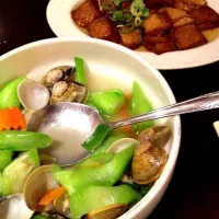 Snapdishの料理写真:糸瓜と蛤の炒め物、揚げだし卵豆腐（好記担仔麺/台北）|minyueさん