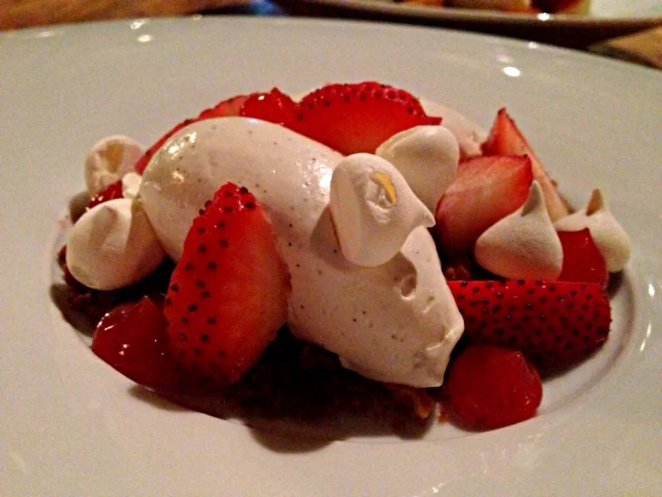 eton's mess (strawberries, meringue & fresh vanilla cream on a bed of crushed butter cookie crumbs and cashew nuts)|Cloudy Gさん