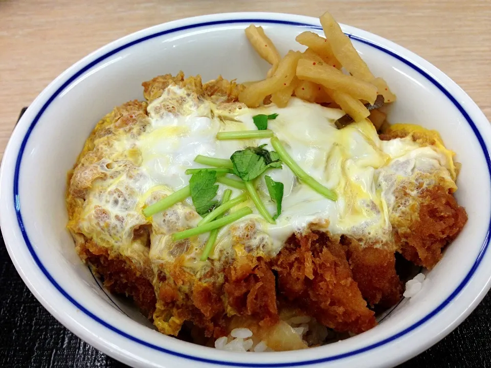 ข้าวหน้าหมูชุบแป้งทอด カツ丼 (梅)@ที่ญี่ปุ่น かつや|akiさん