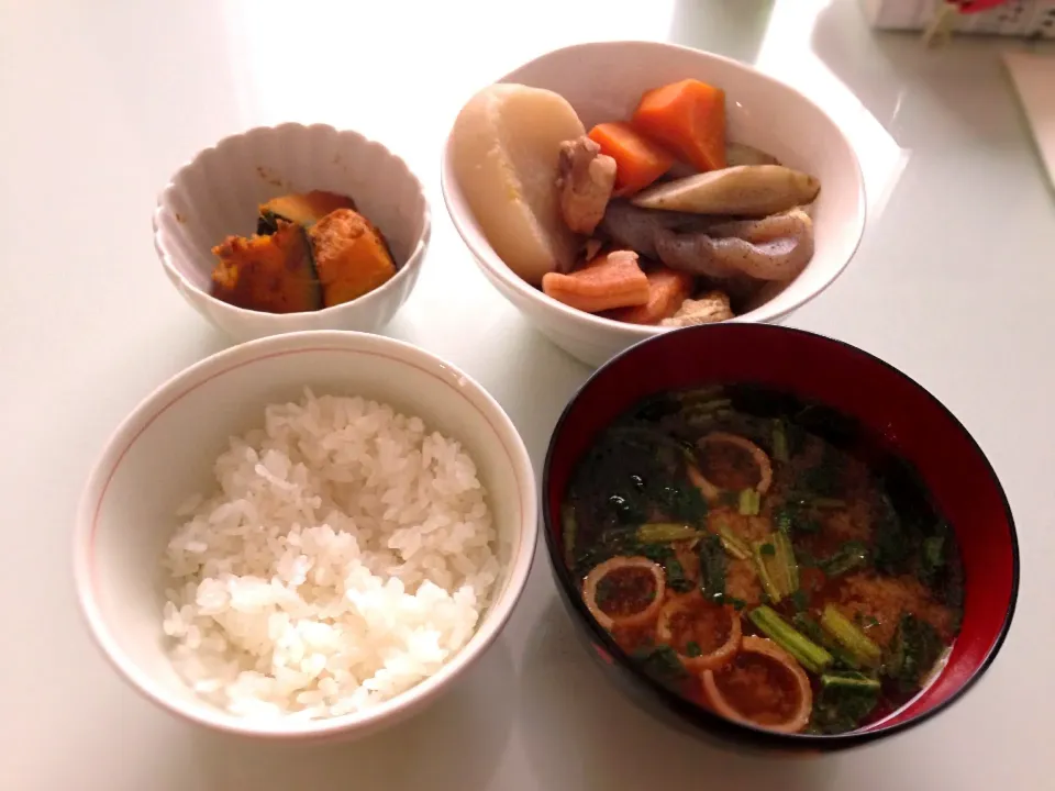 白飯、ほうれん草のみそ汁、煮しめ、かぼちゃのカレー煮|はるかさん