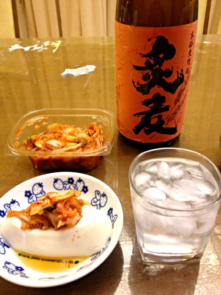 Snapdishの料理写真:締めの キムチやっこ と麦焼酎ロック|makunさん