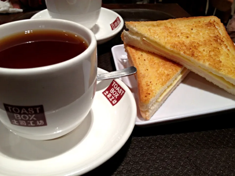 Ham & Cheese Sandwich with Coffee & Tea|Yvonne Limさん