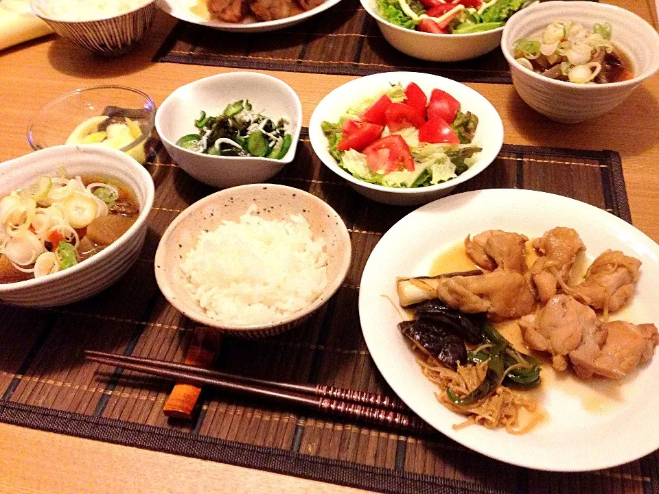 鶏の照焼き、牛すじ煮込み、トマトサラダ、ワカメときゅうりの酢の物、セロリの浅漬け|ウサコさん