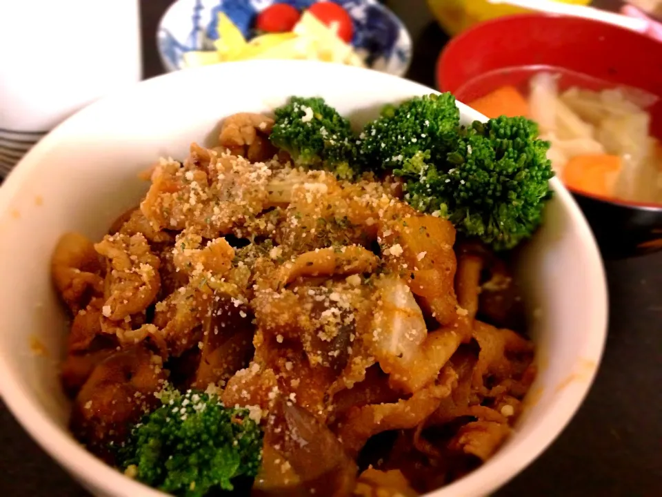 ポークチャップ丼とキャベツのスープ|はなびさなさん