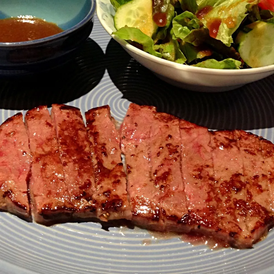 【今夜はソトご飯】前から気になっていた小山田のお店へ。落ち着いた雰囲気で◎。ステーキ膳，この手のサシ入のお肉はもう量が食べれないので，楽しむには十分な量でした。今度，ランチにもきてみよう。|takuya KAWANOさん