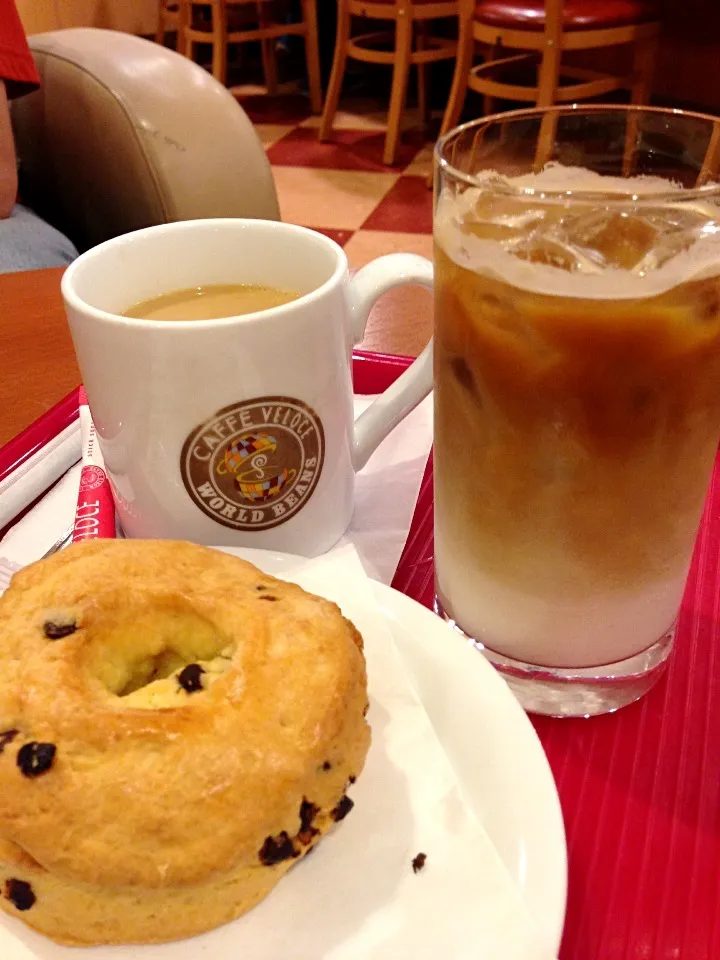 Snapdishの料理写真:カフェラテとスコーン|中町さん