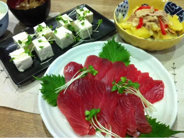 まぐろ刺身・豚肉とジャガイモのガーリック重ね蒸し・冷や奴・舞茸の味噌汁|まーままさん