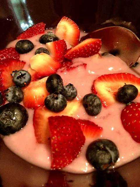 Vegan blueberry coconut yogurt with organic  blueberries and strawberries for breakfast :)|georgianaさん