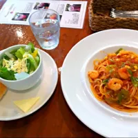 Snapdishの料理写真:えびとキャベツのトマトソースパスタ|はるなさん