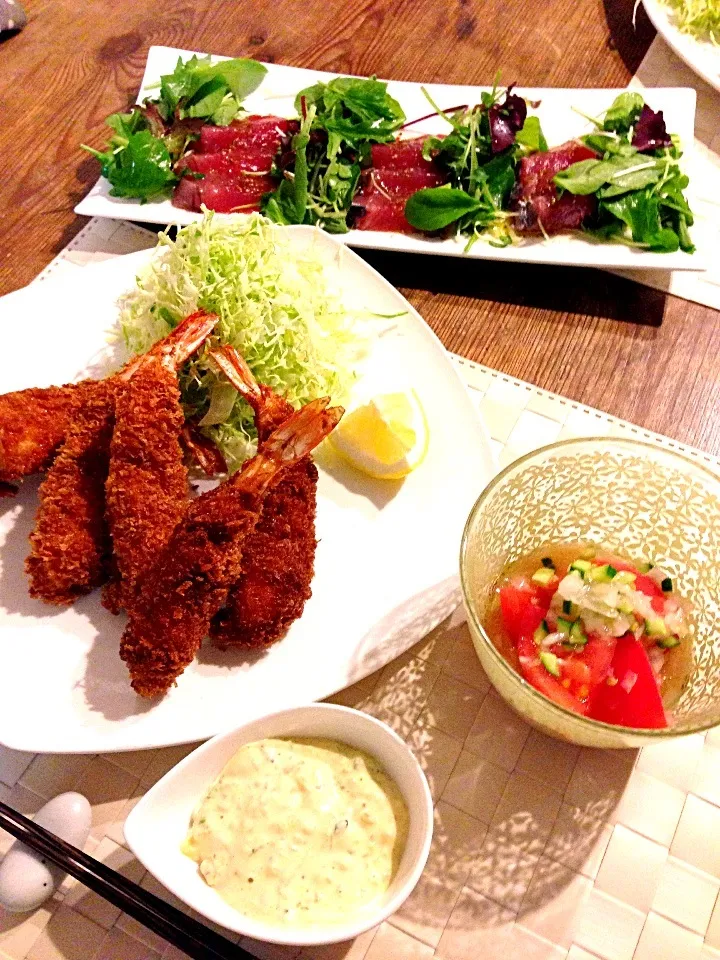 海老フライ🍤鰹のカルパッチョ🐟トマトサラダ🍅🌿|まみりんごさん