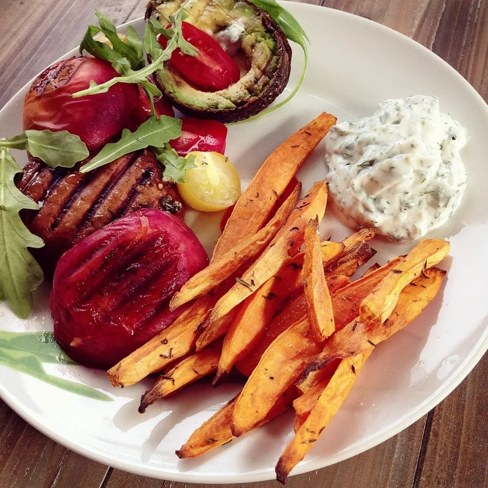 Grilled portobello, peach and avocado with sweet potato fries and a yogurt dille Saive|Rianneさん