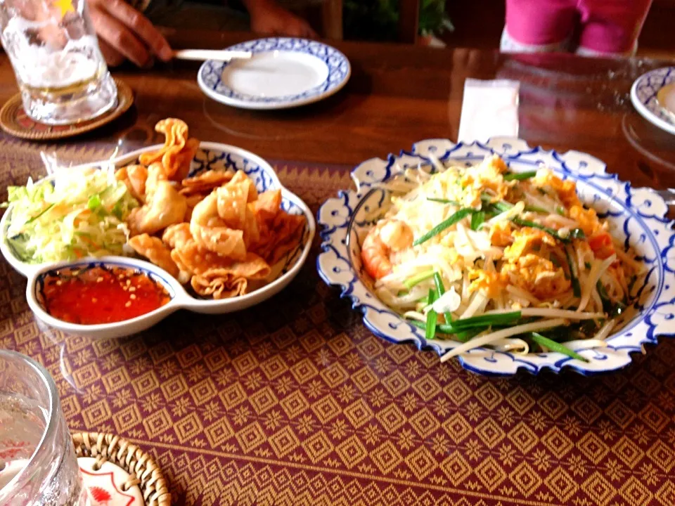 揚げギョウザ？ タイの米粉の焼きそば|まっていーさん