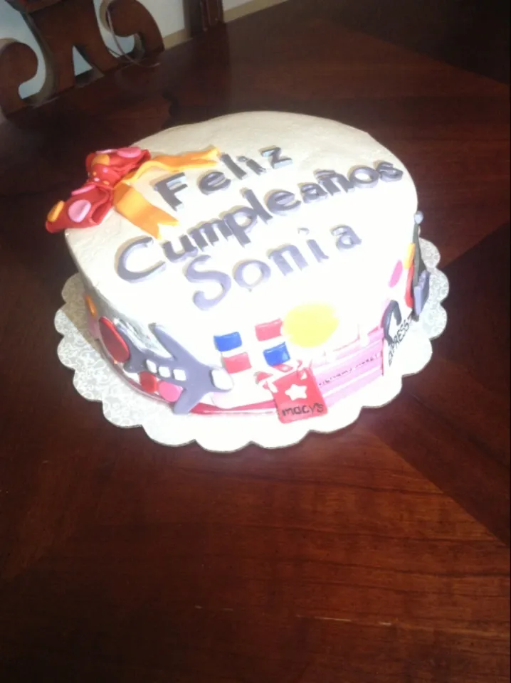 Dominican cake with fondant shapes with supiro icing|nohely rodriguezさん