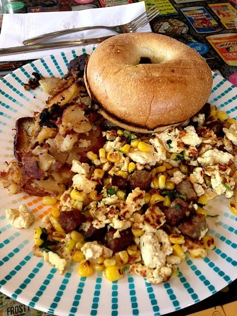 Brunch! Vegan tofu scramble with vegan tofu sausage, mushrooms, corn and cilantro, with home fries and toasted bagel.|georgianaさん