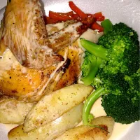 Fresh Baked Cage free Chicken with homemade Gravy, Streamed Broccoli, Tourneid Potatoes and Glazed Carrots|RJさん