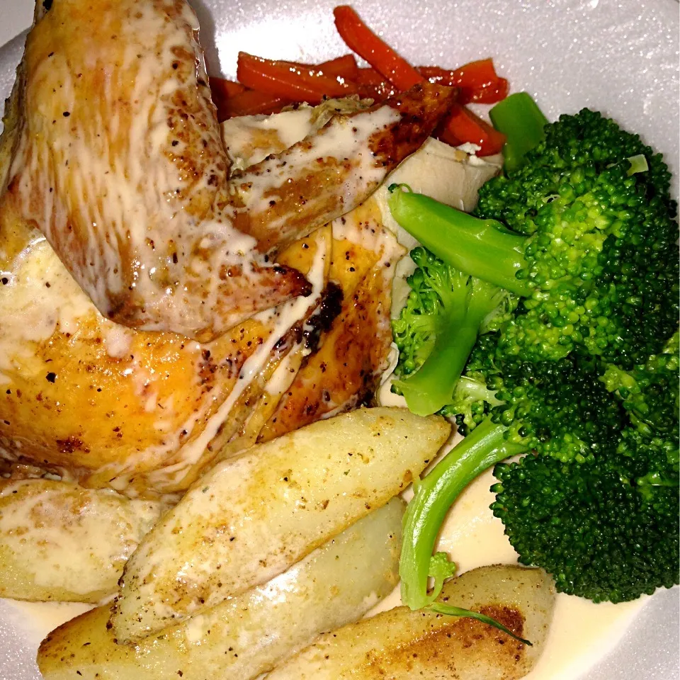 Snapdishの料理写真:Fresh Baked Cage free Chicken with homemade Gravy, Streamed Broccoli, Tourneid Potatoes and Glazed Carrots|RJさん