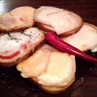 Snapdishの料理写真:Toasts with mixtures of 6 cheeses.|Stanisław Raczyńskiさん