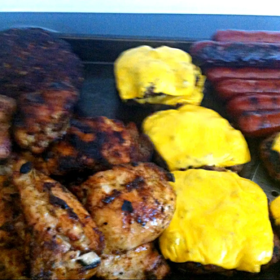 Mixed grill grass fed beef burgers, veggie burgers, chicken, and hot links!!!|virginia frasseさん